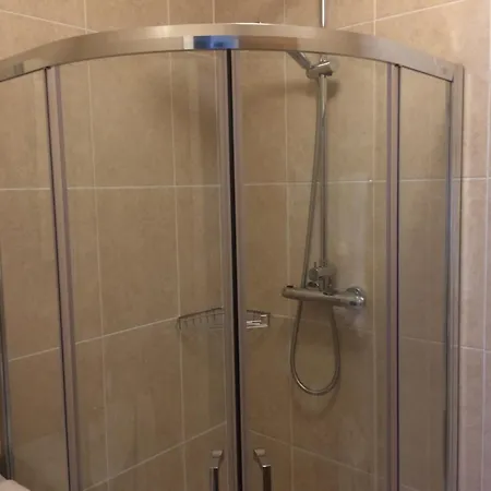 לינה וארוחת בוקר Cornerstone Townhouse